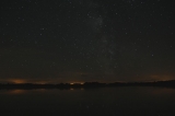 Gwieździsta letnia noc nad jeziorem